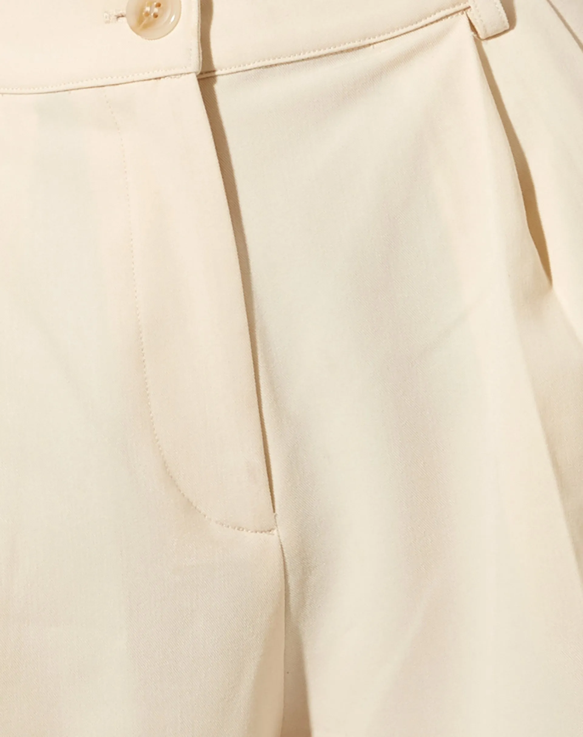 Hamo Tailored Shorts in Cream